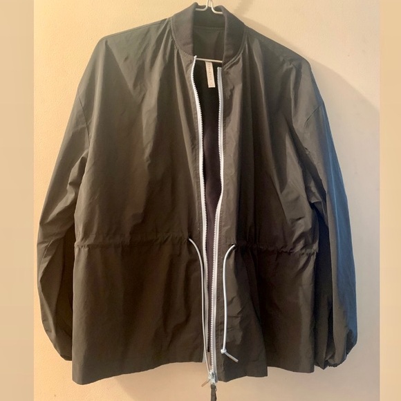 Willow Woven Reflective Jacket - Medium - Fabletics - Picture 4 of 9